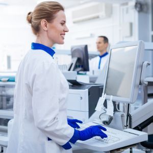 Frau führt eine Analyse im Labor durch